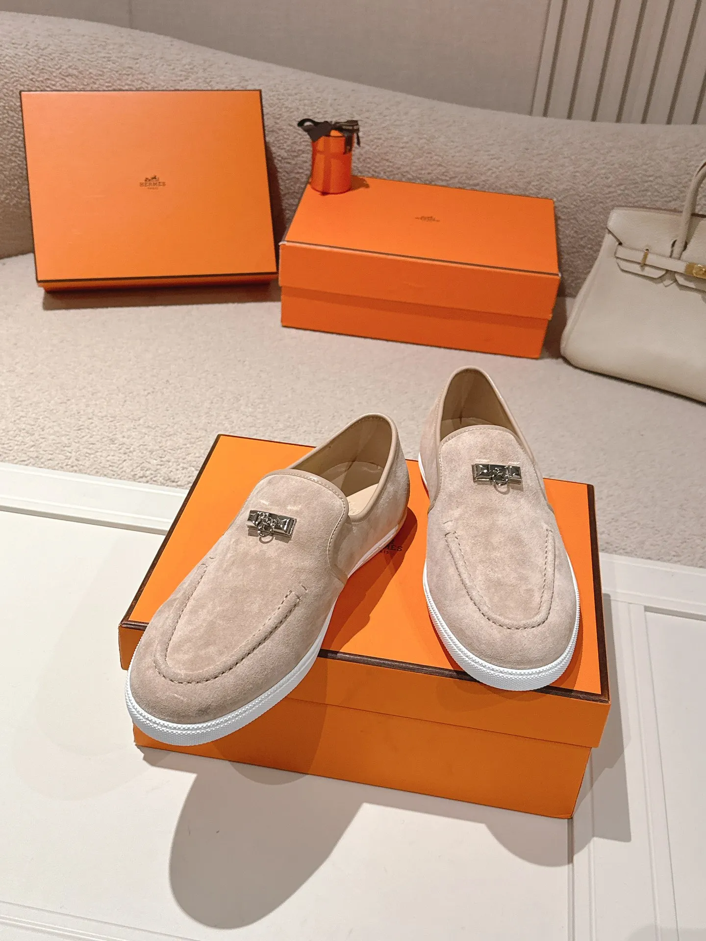 Men's Men's Shoes 600💰 Hermes# Couple Studded Loafers Calfskin and suede goatskin lace-up free sneakers with signature "H" detail. The design is simple and smooth, creating a fashionable urban look. It is comfortable and versatile. H family classics are not outdated, and the delivery counter is exquisitely packaged🛍📦 Fabric: Original customized imported first-layer cowhide/cow down Lining: Imported soft sheepskin Sole: Original open-molded anti-slip TPU material Size: 35-45